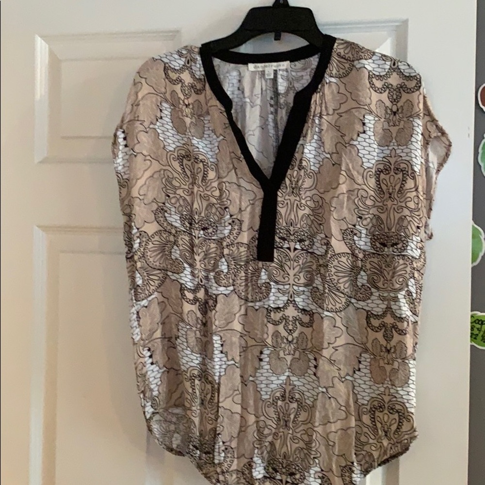 Flows flattering top